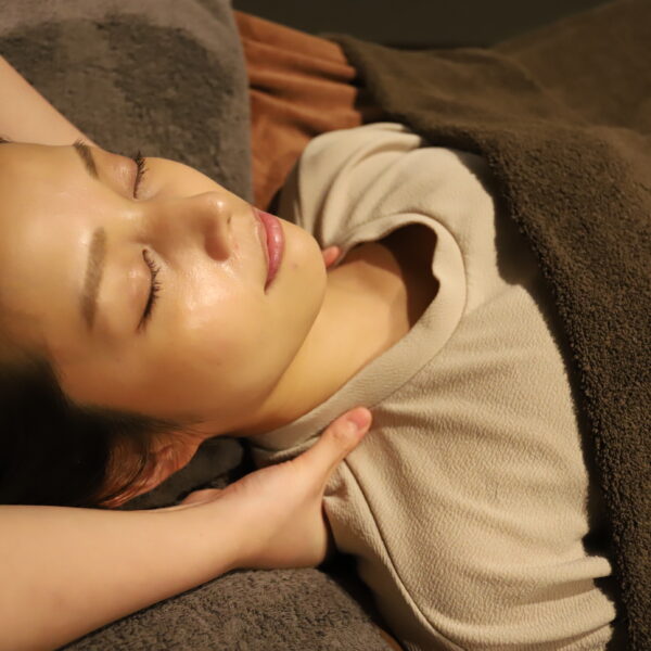 睡の施術と背骨きわの関係